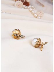 L'Atelier de Gaia Pozłacane kolczyki-wkrętki z perłami rozmiar: onesize. Białe kolczyki L'Atelier de Gaia, z perłą, pozłacane. Za 117.45 zł.