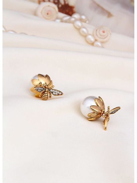 L'Atelier de Gaia Pozłacane kolczyki-wkrętki z perłami rozmiar: onesize. Białe kolczyki L'Atelier de Gaia, z perłą, pozłacane. Za 117.45 zł.