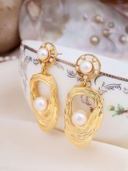 Pierres delicates Kolczyki z perłami w kolorze białym rozmiar: onesize. Białe kolczyki Pierres delicates, z perłą, z mosiądzu. Za 100.75 zł.