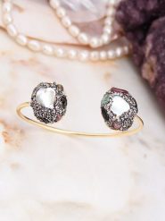 L'Atelier de Gaia Pozłacana bransoletka z turmalinem i perłami rozmiar: onesize. Białe bransoletki L'Atelier de Gaia, z perłą, pozłacane. Za 60.99 zł.