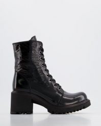 LAKIEROWANE BOTKI D22KB-1045 BLACK. Czarne botki Venezia, bez wzorów, z lakierowanej skóry, bez obcasa, bez zapięcia. Za 519.00 zł.