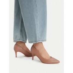 Szpilki JENNY. Brązowe szpilki Jenny, bez wzorów, bez obcasa, na szpilce, bez zapięcia. Za 119.99 zł.