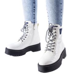 Białe workery Lee Cooper LCJ-21-47-0666LB. Białe botki bez wzorów, z lakierowanej skóry, eleganckie, za kostkę, bez obcasa, na obcasie, bez zapięcia. Za 268.94 zł.