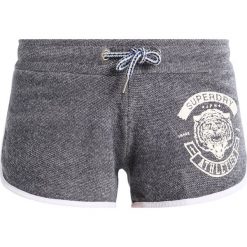 Superdry JAMIE GRAPHIC Spodnie treningowe dark blue. Niebieskie spodnie dresowe marki Superdry, z bawełny. Za 209.00 zł.