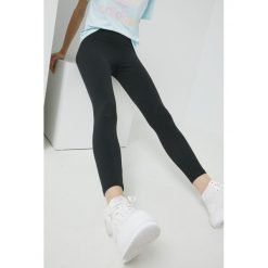 Adidas Originals legginsy damskie kolor czarny z aplikacją. Czarne legginsy adidas Originals, z aplikacjami, z dzianiny. W wyprzedaży za 114.99 zł.