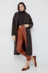Vero Moda płaszcz damski kolor brązowy przejściowy dwurzędowy. Brązowe płaszcze Vero Moda, l, bez wzorów, klasyczne, bez kaptura. W wyprzedaży za 229.99 zł.
