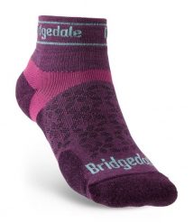 Bridgedale Skarpety biegowe Ultralight T2 Merino Sport Low Wmn Damson-35-37. Fioletowe skarpetki Bridgedale, bez wzorów, z elastanu. Za 61.84 zł.