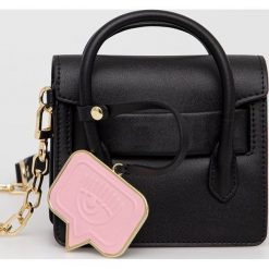 Chiara Ferragni torebka kolor czarny. Czarne torebki klasyczne Chiara Ferragni, bez wzorów, na ramię, bez dodatków. W wyprzedaży za 669.99 zł.
