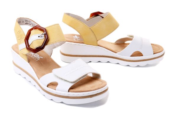 RIEKER 67476-69 yellow combination, sandały damskie. Białe sandały Rieker, bez wzorów, bez obcasa, na koturnie, bez zapięcia. Za 299.90 zł.