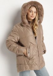 Brązowa Pikowana Kurtka z Kapturem z Futerkiem Tevea. Brązowe kurtki Born2be, plus size, bez wzorów, z dzianiny, biznesowe, z kapturem. Za 219.99 zł.