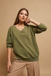 Bluza z dekoltem w serek oliwkowa. Zielone bluzy MOODO, xs, bez wzorów, z bawełny, bez kaptura. W wyprzedaży za 49.99 zł.