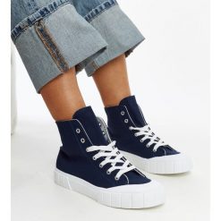 Granatowe wysokie trampki Vinka niebieskie. Niebieskie trampki bez wzorów, z tkaniny, eleganckie, bez zapięcia. Za 81.83 zł.