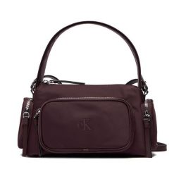 Torebka Calvin Klein. Czerwone torebki klasyczne Calvin Klein, bez wzorów, z nylonu, klasyczne, bez dodatków. Za 379.99 zł.