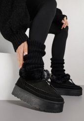 Czarne Śniegowce na Grubej Podeszwie z Ozdobnymi Przeszyciami i Futerkiem Lindera. Czarne śniegowce Born2be, bez wzorów, z jeansu, bez zapięcia. Za 109.99 zł.