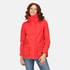 Kurtka turystyczna przeciwdeszczowa damska Novalee z membraną. Czerwone kurtki przeciwdeszczowe Regatta, l, bez wzorów, bez kaptura, trekkingowe. Za 279.99 zł.