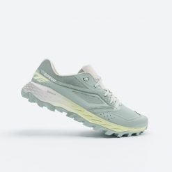 Buty do biegania w terenie damskie Kiprun XT8. Zielone buty do biegania KIPRUN, bez wzorów, z kauczuku, bez zapięcia, do biegania. Za 359.99 zł.