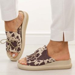 Beżowa krowa skórzane klapki damskie na platformie T.Sokolski 154. Brązowe klapki Sokolski, z aplikacjami, ze skóry, klasyczne, bez obcasa, na platformie, bez zapięcia. Za 259.00 zł.