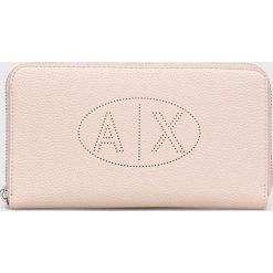 Armani Exchange portfel damski kolor różowy. Czerwone portfele Armani Exchange, bez wzorów, z materiału. W wyprzedaży za 269.99 zł.