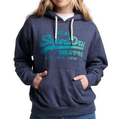Bluza z kapturem wintage z grafiką i tonalnym logo. Niebieskie bluzy Superdry, bez wzorów, z bawełny, z kapturem. W wyprzedaży za 319.05 zł.
