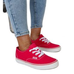 Ciemnoróżowe klasyczne tenisówki Erla. Czerwone trampki bez wzorów, z tkaniny, eleganckie, bez zapięcia. Za 70.80 zł.