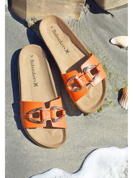 BABUNKERS Family Skórzane klapki w kolorze pomarańczowym rozmiar: 37. Pomarańczowe klapki BABUNKERS Family, bez wzorów, klasyczne, z otwartym noskiem, bez obcasa, bez zapięcia. Za 131.74 zł.