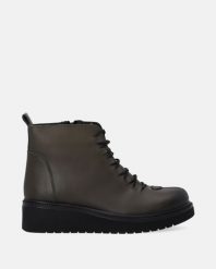 ZIELONE BOTKI NA KOTURNIE N004LEKHOBB125. Zielone botki Venezia, bez wzorów, ze skóry, bez obcasa, na koturnie, bez zapięcia. Za 339.00 zł.