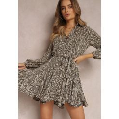 Beżowa Sukienka Koszulowa Lelli. Brązowe sukienki Renee, na co dzień, l, z aplikacjami, z materiału, bez kołnierzyka, bez ramiączek, mini, koszulowe. W wyprzedaży za 143.99 zł.