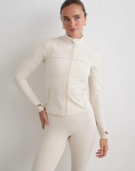 Damska kurtka kompresyjna zapinana na zamek Sculpting piaskowa. Brązowe kurtki AIM'N, l, bez wzorów, z elastanu, bez kaptura. Za 348.00 zł.