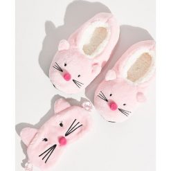 Zestaw maska do spania i kapcie - Różowy. Kapcie marki Cropp. Za 34.99 zł.
