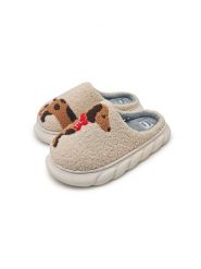 Wsuwane kapcie teddy z motywem jamnika - kremowy. Białe kapcie Sinsay, bez wzorów. Za 29.99 zł.