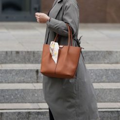 Shopperka z ozdobną wstążką Solier FL35 brązowa. Brązowe torebki klasyczne Solier, bez wzorów, z jeansu, biznesowe, na ramię, bez dodatków. Za 389.00 zł.