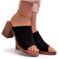 Eleganckie Lekkie Klapki Damskie Na Obcasie Czarne Varnila. Czarne klapki bez wzorów, eleganckie, bez obcasa, na obcasie, bez zapięcia. Za 170.94 zł.