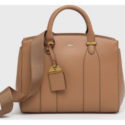 Dkny torebka skórzana kolor brązowy. Brązowe shopper bag DKNY, bez wzorów, na ramię, bez dodatków. Za 1,389.90 zł.