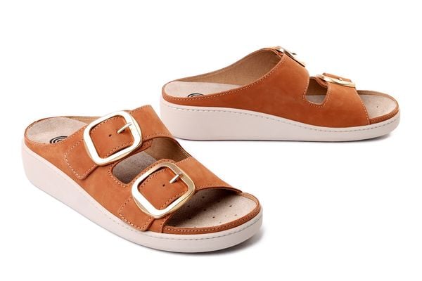 Dr. Brinkmann 700933-02 Brązowy, klapki damskie. Brązowe klapki Dr. Brinkmann, bez wzorów, ze skóry, bez obcasa, bez zapięcia. Za 289.90 zł.