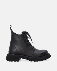 SKÓRZANE BOTKI DAMSKIE W CZARNYM KOLORZE R004LEBLOBB047. Czarne botki Venezia, bez wzorów, ze skóry, bez obcasa, bez zapięcia. Za 389.00 zł.