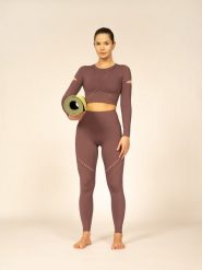 4F Longsleeve crop-top treningowy z materiałów z recyklingu damski 4F x Anna Lewandowska XS. Brązowe topy 4f, s, bez wzorów, z materiału, bez kołnierzyka, bez ramiączek. Za 179.99 zł.