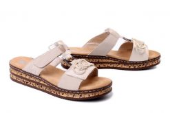RIEKER 62936-60 beige, klapki damskie. Brązowe klapki Rieker, bez wzorów, bez obcasa, na koturnie, bez zapięcia. Za 299.90 zł.