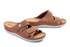 Inblu OE-01GU 021 camel, klapki damskie. Brązowe klapki Inblu, bez wzorów, ze skóry, bez obcasa, na koturnie, bez zapięcia. Za 109.90 zł.
