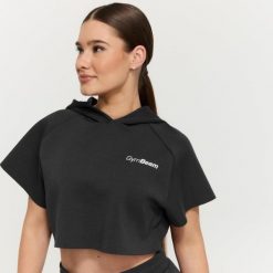 Bluza damska fitness z kapturem Cropped Relay Black. Czarne bluzy GYMBEAM, m, bez wzorów, z materiału, klasyczne, bez ramiączek, z kapturem. Za 125.90 zł.