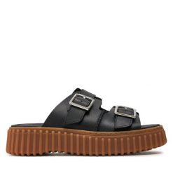 Klapki Clarks. Czarne klapki Clarks, bez wzorów, bez obcasa, bez zapięcia. Za 399.99 zł.
