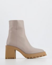 BEŻOWE BOTKI 0431321015D MINK. Brązowe botki Venezia, bez wzorów, ze skóry, bez obcasa, bez zapięcia. Za 299.00 zł.