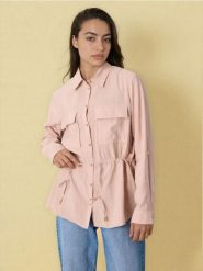 Koszula z kieszeniami cargo i wiązaniem w talii - beżowy. Brązowe koszule Sinsay, l, bez wzorów, bez kołnierzyka, bez ramiączek. Za 59.99 zł.