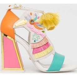Kat Maconie sandały skórzane Aya. Sandały Kat Maconie, bez wzorów, bez obcasa, na obcasie, bez zapięcia. W wyprzedaży za 1,169.90 zł.