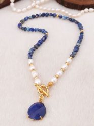 L'Atelier de Gaia Pozłacany naszyjnik z elementami ozdobnymi - dł. 50 cm rozmiar: onesize. Białe naszyjniki L'Atelier de Gaia, z materiału, z perłą, pozłacane. Za 100.45 zł.