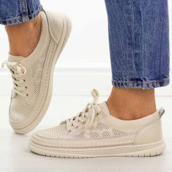 Beżowe skórzane półbuty damskie Cambell 13302. Brązowe półbuty wsuwane Cambell, na jesień, w ażurowe wzory, z jeansu, casualowe, bez obcasa, na płaskiej podeszwie. Za 219.00 zł.