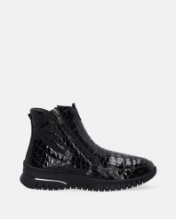 LAKIEROWANE BOTKI Z SUWAKAMI 24048 501 BLACK. Czarne botki Venezia, bez wzorów, z lakierowanej skóry, bez obcasa, bez zapięcia. Za 319.00 zł.