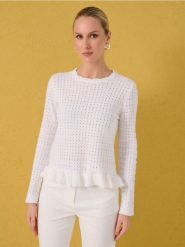 Ażurowy sweter z ozdobną falbanką - kremowy. Białe swetry Sinsay, l, w ażurowe wzory, bez ramiączek. Za 49.99 zł.