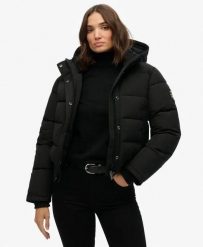 Superdry Kurtka Bomber Everest – Slim, Wodoodporna, Czarna. Czarne kurtki Superdry, bez wzorów, z materiału, z kapturem. Za 627.40 zł.