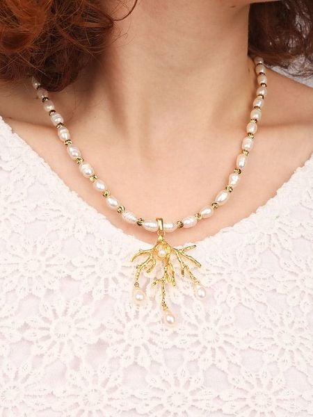 L'Atelier de Gaia Pozłacany naszyjnik z perłami - dł. 46 cm rozmiar: onesize. Białe naszyjniki L'Atelier de Gaia, z materiału, z perłą, pozłacane. Za 127.35 zł.