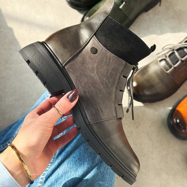 Szare botki damskie M.Daszyński 2501-2. Szare botki M.Daszyński, bez wzorów, z jeansu, eleganckie, z okrągłym noskiem, bez obcasa, na platformie, bez zapięcia. Za 199.00 zł.